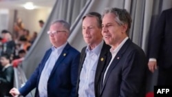 2024年4月24日，美國國務卿安東尼·布林肯（右）在上海上海室內體育場參加上海大鯊魚隊與浙江金牛隊的籃球比賽時，與美國駐華大使尼古拉斯·伯恩斯（中）和美國駐上海總領事館斯科特·沃克（左）交談。