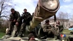 2014-04-16 美國之音視頻新聞: 親俄羅斯武裝分子乘裝甲車進入烏克蘭城鎮