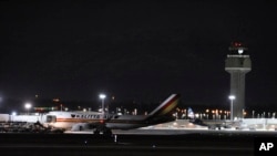 美國政府一架波音747型包機1月29日載著240名美國公民從中國武漢飛到美國阿拉斯加的安卡雷奇國際機場。