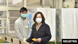 台灣總統蔡英文2021年12月18日在新北市四大公投投票中投下自己的一票。 （路透社照片）