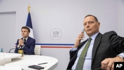 埃馬紐埃爾·博納（右）在同法國總統馬克龍一起參加七國集團首腦會議。