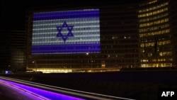 2023年10月8日，在巴勒斯坦激進組織哈馬斯對以色列發動大規模突然襲擊的第二天，位於布魯塞爾貝爾萊蒙特的歐盟委員會大樓上燈光顯示出以色列國旗的圖形。（法新社拍攝）