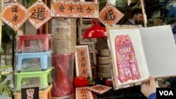 香港市民阿Duck將朱榮記畫成要隻紅色豬膠豬錢罌。(美國之音照片)