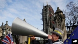 2020年1月15日，反對英國退歐的活動人士史蒂夫·布雷在英國國會外表達他的反對意見。 （美聯社）