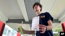 ທ້າວ ເຈ​ເດັນ ດີ​ໂອ​ໂນ​ຟ​ຣີ​ໂອ, ຍື່ນ​ຢາ​ຄຸມ​ກຳ​ເນີດ Plan B, ຖົງ​ຢາງ​ອະ​ນາ​ໄມ ແລະ ກໍ້​ເຈຍ​ເພື່ອ​ໃຫ້​ການ​ສຶກ​ສາ​ແກ່​ຜູ້​ລົງ​ຄະ​ແນນ​ສຽງ​ໄວ​ໜຸ່ມ​ຢູ່​ມະ​ຫາ​ວິ​ທະ​ຍາ​ໄລ ຟ​ລໍ​ຣິ​ດາ ແອັດ​ແລນ​ຕິກ, 11 ເມ​ສາ 2024.