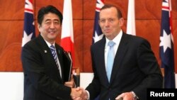 日本首相安倍晉三（左）與澳大利亞總理阿伯特（右）