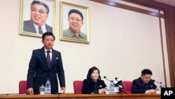 朝鮮外務省副外相崔善姬（中）星期五在平壤召開的記者會上（2019年3月15日）