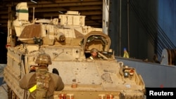 (ພາບ​ໃນ​ແຟມ) ລົດ​ຫຸ້ມ​ເກາະ Bradley Cavalry ຂອງກອງ​ທັບ​ສະ​ຫະ​ລັດ​ກຳ​ລັງ​ຖືກ​ຂັບ​ອອກ​ໄປ​ຈາກ​ກຳ​ປັ່ນ​ຢູ່​ທີ່​ທ່າ​ເຮືອ​ຣີ​ກາ, ນະ​ຄອນ​ຫລວງ​ຂອງ​ປະ​ເທດ​ລັດ​ເວຍ.