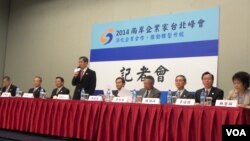 台灣前副總統、兩岸企業家峰會台方理事長蕭萬長及台灣工商界代表舉行記者會。（美國之音許波拍攝）