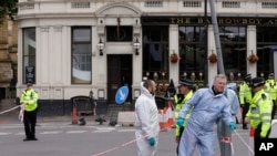 法医在英国伦敦桥下调查(2017年6月5日)