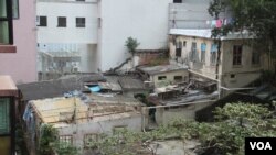 香港林立高樓腳下的天台屋居民（美國之音記者申華拍攝）