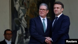資料照片: 2025年2月17日法國總統馬克龍(右)與英國首相斯塔默(左)在愛麗舍宮就烏克蘭和歐洲安全問題舉行會晤。