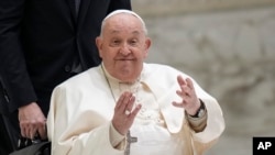 羅馬天主教教宗方濟各抵達梵蒂岡的教宗保祿六世大廳，參加每週的公開接見。 (2025年1月22日)