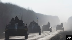 2015年2月23日乌克兰士兵乘坐装甲车在乌克兰东部