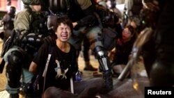 2019年10月7日香港防暴警察在旺角的一个警局前逮捕一名抗议者。