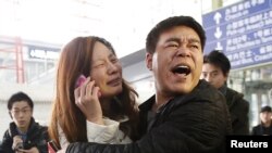 马航MH370航班失踪后，乘客家属悲痛不已（2014年3月8日）