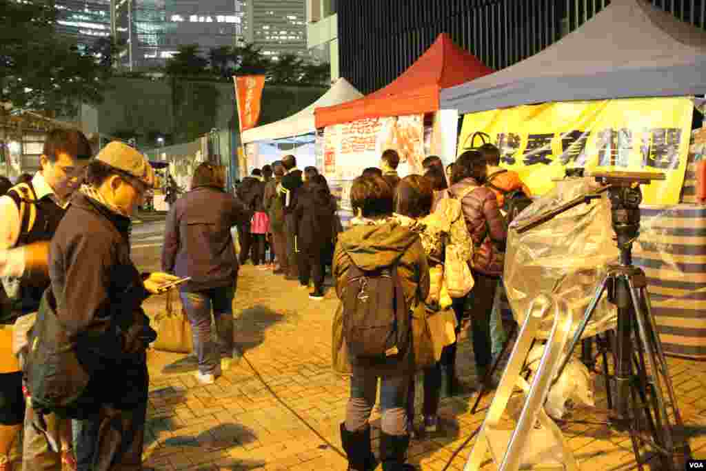 香港市民在學民思潮絕食帳篷前排隊留言（美國之音海彥拍攝）