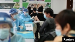 北京市海淀區的醫護人員正在給居民接種新冠病毒疫苗。 （2021年1月8日）