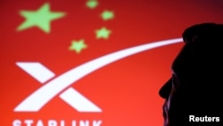 ພາບປະກອບສະແດງແບບຈຳລອງຂະໜາດນ້ອຍທີ່ພີມດ້ວຍ 3 ມິຕິຂອງ ທ່ານ ອີລອນ ມັສຄ໌ ທຸງຊາດຈີນ ແລະ ໂລໂກ້ ສະຕາລິ້ງ.