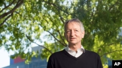 2015年3月25日，電腦科學家杰弗里·辛頓在谷歌加州總部留影。（美聯社照片）
