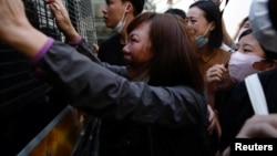 參加香港反送中運動的救生員冼嘉豪被判“暴動罪”入獄4年。他的家屬在押送警車外哭著與他告別。（2020年5月15日）