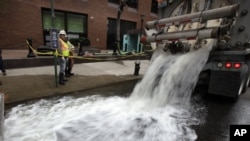受到桑迪颶風襲擊的紐約市砲台公園附近的辦公樓﹐抽水機把水從被淹的地下室中抽上來。