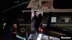 特朗普在空軍一號上向記者表示，他預期中國國家主席習近平將訪美，兩國之間“有可能”達成新的貿易協定。 (路透：2025年2月20日)