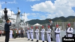 印尼總統佐科·維多多2020年1月9日視察納土納島上的一處軍事基地。 