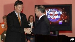 維吉尼亞州共和黨參議員候選人喬治.艾倫和民主黨對手蒂姆.凱恩10月8日在辯論會後握手。