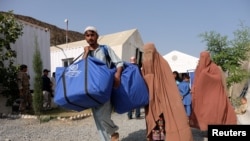 资料照片：阿富汗难民在人道救援站领取食品（2016年10月22日）