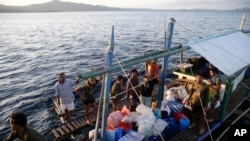 五個月前派駐第二托馬斯淺灘（中國稱仁愛礁）一艘廢棄軍艦上的菲律賓海軍陸戰隊員換防歸來，抵達巴拉旺省的海軍基地後，換乘小船上岸，準備參加授獎儀式。（2014年3月31日）