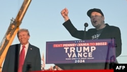 特斯拉總裁馬斯克2024年10月5日在特朗普的競選集會上致詞。