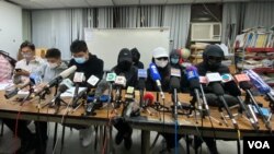 12港人關注組聯同多名被控組織及偷越邊境罪的港人家屬12月28日晚召開記者會，他們擔心深圳鹽田法院以”擇期宣判”等理由，無限期拖延釋放12港人的日期。(美國之音湯惠芸)