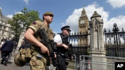 军人和警察在伦敦的威斯敏斯特地区巡逻（2017年5月24日）