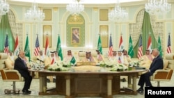 美国国务卿蒂勒森、沙特国王萨勒曼和伊拉克总理阿巴迪参加了在利雅得举行的沙特阿拉伯与伊拉克协调委员会首次会议。（2017年10月22日）