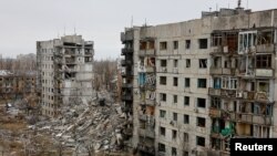 ພາບ​ສະ​ແດງ​ໃຫ້​ເຫັນ​ຕຶກ​ທີ່​ຢູ່​ອາ​ໄສຫຼາຍ​ຊັ້ນ​ໄດ້​ຮັບ​ຄວາມ​ເສຍ​ຫາຍ​ຢ່າງ​ໜັກ ຍ້ອນ​ສົງ​ຄາມ​ລະ​ຫວ່າງ ຣັດ​ເຊຍ ແລະ ຢູ​ເຄ​ຣນ ໃນ​ເມືອງ ອັຟດິ​ຟ​ກາ ພາກ​ພື້ນ ໂດ​ເນັດ​ສ໌, 25 ພະ​ຈິກ 2024.