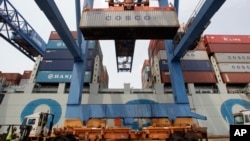 來自中國的集裝箱貨輪在波士頓港口卸貨。（資料圖片）