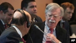 週二在秘魯利馬舉行的一次會議上，美國國家安全顧問約翰博爾頓(右)與美國商務部長羅斯交談。(2019年8月6日) 