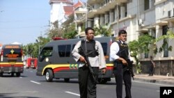 印尼泗水警察局受炸弹袭击后警察在街头警戒