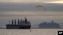 ນັກກິລາຫຼິ້ນຈ້ອງ ໂຣເບີດ ໄຣສ໌ ແລ່ນເຮືອນໍ້າອອກຈາກຊາຍຝັ່ງ Belmont ໃນ ລອງ ບີຈ, ຄາລີຟໍເນຍ,​ ໃນວັນທີ 18 ກຸມພາ 2024. ພາຍຸລະດູໜາວຄັ້ງລ່າສຸດໄດ້ພັດເຂົ້າໃສ່ໃນລັດຄາລິຟໍເນຍ ໃນຕອນເຊົ້າຂອງວັນຈັນ ໂດຍນັກພະຍາກອນອາກາດໄດ້ເຕືອນໄພນໍ້າຖ້ວມ, ໝາກເຫັບ, ລົມແຮງ ແລະ ລົມພະຍຸທໍນາໂດໃນໄລຍະສັ້ນໆ.