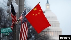 資料照：美中國旗在華盛頓賓夕法尼亞大道上飄揚，背景是國會大廈。