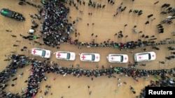 2025年2月20日，哈馬斯交還被綁架扣押在加沙的四名以色列人質的屍體，其中包括兩名最年幼的以色列嬰兒克菲爾·比巴斯（Kfir Bibas）和他四歲的哥哥阿里爾（Ariel）和他們的母親。