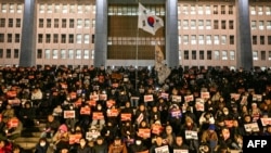 抗議群眾聚集在首爾的國會階梯上，要求總統尹錫悅辭職。在野黨聯盟也已經提出針對尹錫悅的彈劾動議，計劃在12月7日晚上進行表決。 (法新社：2024年12月4日)