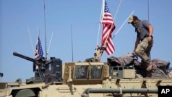 敘利亞北部站在裝甲車上的美軍士兵 (2017年4月29日)