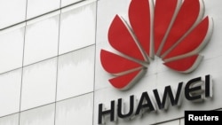 资料照片:位于广东省深圳市华为技术有限公司总部外的标识。