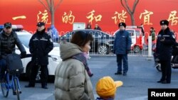 资料照：北京警察在一所小学校大门外执勤。（2019年1月8日）