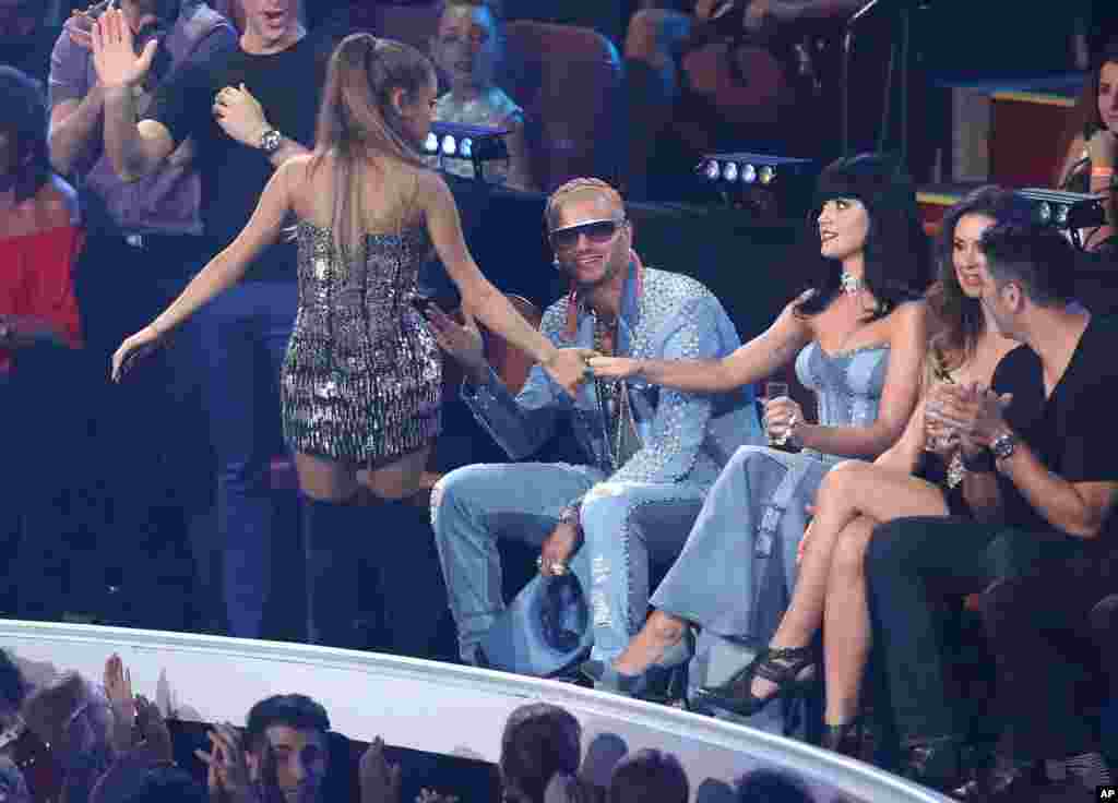 在MTV颁奖典礼上，美国流行歌星爱莉安娜&middot;格兰德拉着歌星凯蒂&middot;佩里（Katy Perry）的手（2014年8月24日）。凯蒂&middot;佩里和歌星贾斯汀&middot;比伯等人作为嘉宾曾经在2017年6月4日的曼彻斯特公益演唱会上献唱。