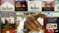 新加坡店主取出一包香烟（资料照片）
