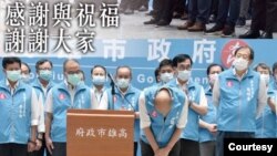 罢免投票已成定局后，韩国瑜率一级主管向民众和他的执政团队鞠躬道谢。(照片来自韩国瑜脸书)