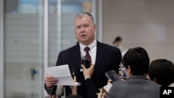 美国朝鲜问题特使比根2018年12月19日抵达仁川机场时向媒体宣读声明（美联社）